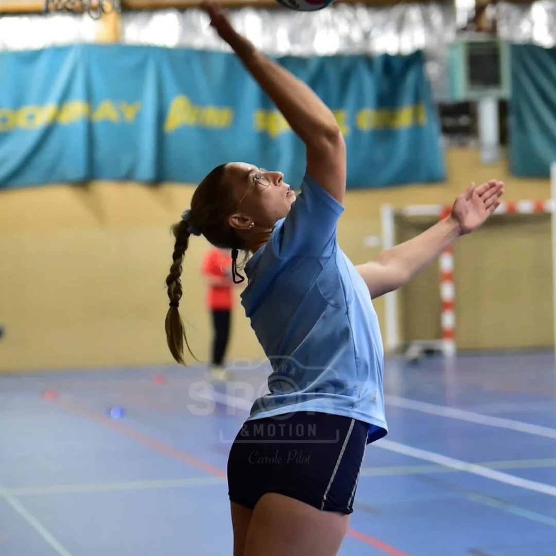 Camille, 27 ans, en action sur un terrain de volley en salle
